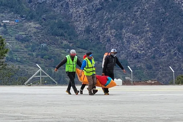 جثمان المتسلق الأميركي جوناثان شوغرمان الذي توفي على جبل إيفرست بداية شهر مايو (أ.ف.ب)