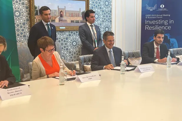 محمد أبو نيان رئيس مجلس إدارة «أكوا باور» يوقّع اتفاقيات التمويل مع عدد من ممثلي أطراف الاتفاقية (الشرق الأوسط)