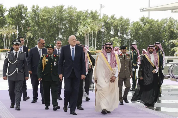 رئيس حكومة تصريف الأعمال اللبناني نجيب ميقاتي برفقة الأمير بدر بن سلطان عند وصوله أمس إلى مطار الملك عبد العزيز في جدة (إ.ب.أ)