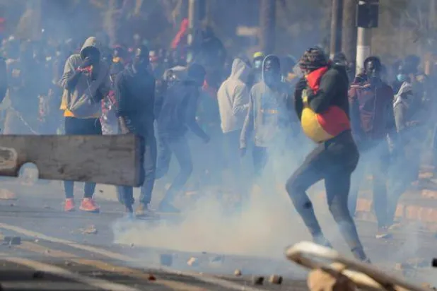 محتجون مناصرون لسونكو في مواجهات مع الأمن  (رويترز)