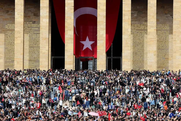 احتشاد عشرات الأشخاص خارج ضريح أتاتورك في أنقرة (أ.ف.ب)