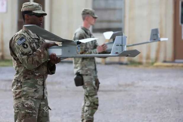 جندي أميركي يحمل طائرة مسيّرة خلال أحد التدريبات (أرشيفية - القيادة المركزية الأميركية)