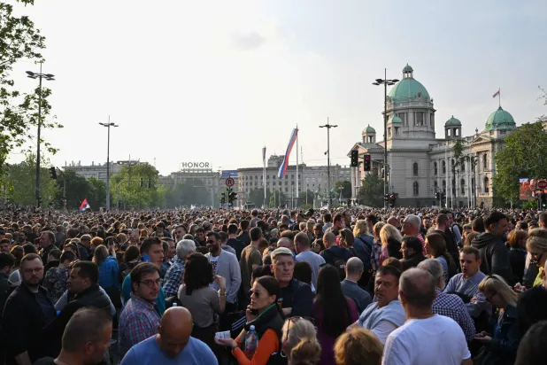 عشرات الآلاف يتظاهرون أمام الجمعية الوطنية في صربيا (أ.ف.ب)