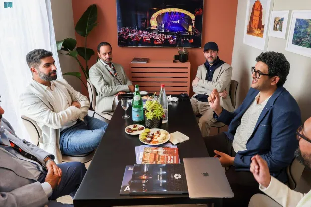 الأمير بدر بن عبد الله بن فرحان وزير الثقافة لدى لقائه صُنّاع الأفلام السعوديين في كان الفرنسية (واس)