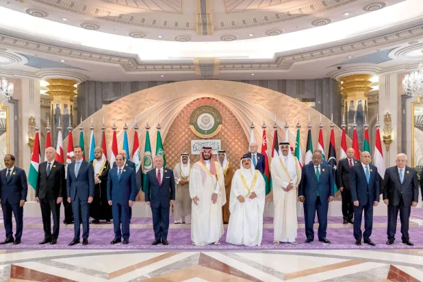 صورة جماعية للقادة العرب المشاركين في القمة العربية بجدة أمس (أ.ف.ب)