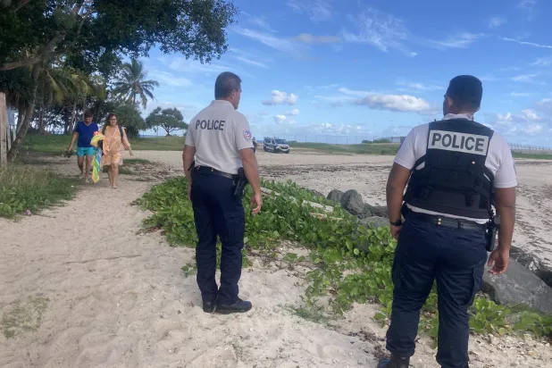 الشرطة تخلي الشواطئ بعد الزلزال الذي ضرب كاليدونيا الجديدة (تويتر)