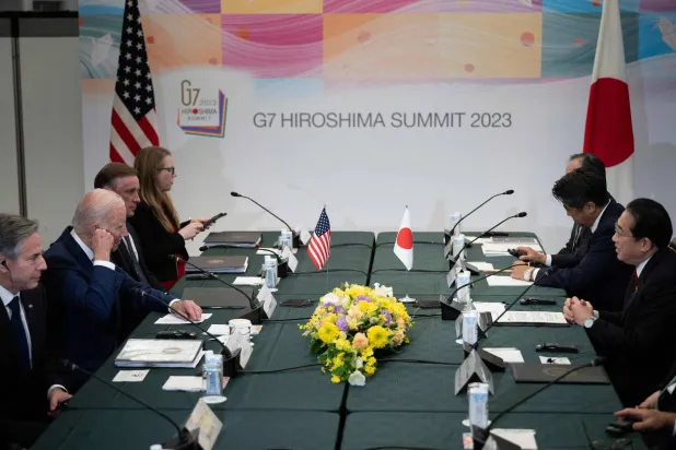 وزير الخارجية الأميركي أنتوني بلينكين (إلى اليسار) والرئيس الأميركي جو بايدن (الثاني إلى اليسار) ومستشار الأمن القومي جيك سوليفان (الثالث إلى اليسار) وآخرون يستمعون إلى رئيس الوزراء الياباني فوميو كيشيدا (إلى اليمين) خلال اجتماع ثنائي في هيروشيما (أ.ف.ب)