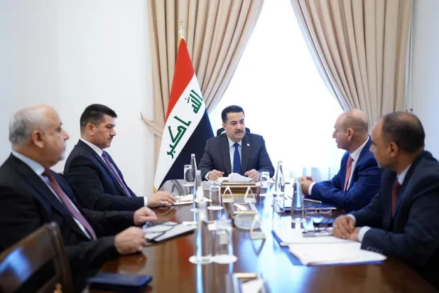 Sudani, il seçimlerinin yapılmasına yönelik hazırlıkların görüşüldüğü bir toplantıya başkanlık ederken (Sudani’nin Medya Ofisi’nin Twitter hesabı)