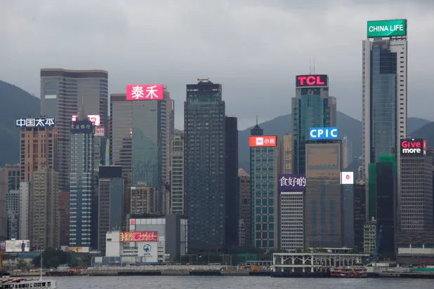 الشركات الصينية والأجنبية العاملة في الصين أمام وضع مبهم يثير مخاوفها (رويترز)