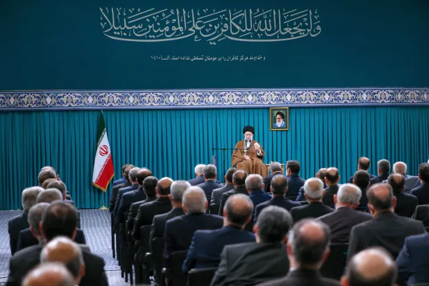 Dün Hamaney’in internet sitesi dün İran Dini Lideri’nin Tahran’da İran Dışişleri Bakanlığı çalışanlarını kabul ettiği görüşmenin fotoğraflarını yayınladı.