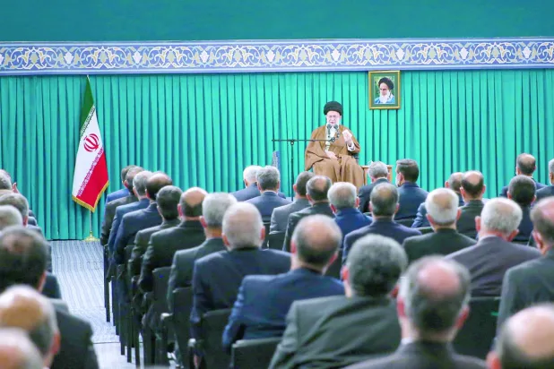 صورة نشرها موقع خامنئي من استقباله منتسبي وزارة الخارجية الإيرانية في طهران السبت