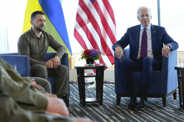 الرئيس الأميركي جو بايدن ونظيره الأوكراني فولوديمير زيلينسكي في هيروشيما (أ.ب)