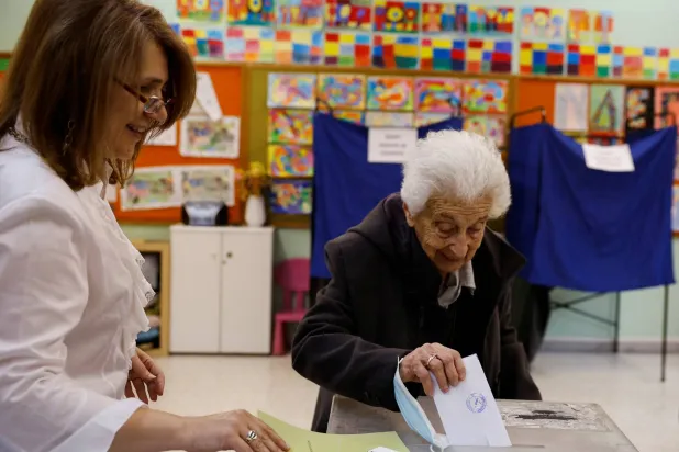 من داخل أحد مراكز الاقتراع في أثينا (رويترز)