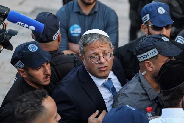 وزير الأمن القومي إيتمار بن غفير في حماية الشرطة الإسرائيلية (أ.ف.ب)