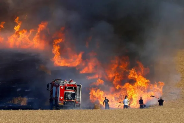 سوشل میڈیا پر وسیع پیمانے پر گردش کرنے والی ایک تصویر میں عراقی گندم کے کھیت میں آگ کو دکھایا گیا ہے۔
