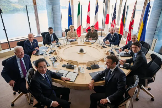 زيلينسكي يتوسط قادة دول مجموعة السبع خلال اجتماعهم في هيروشيما اليوم (المفوضية الأوروبية) 