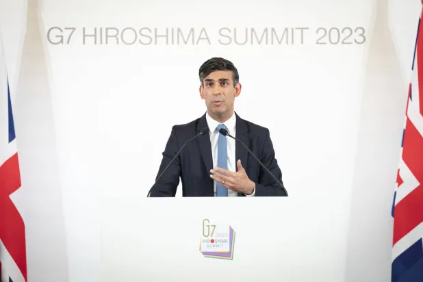 رئيس الوزراء البريطاني ريشي سوناك خلال مؤتمر صحافي في قمة «مجموعة السبع» بهيروشيما (أ.ب)