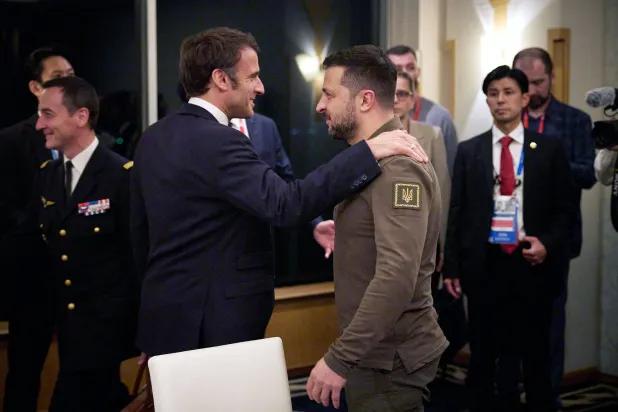 الرئيس الفرنسي إيمانويل ماكرون يلتقي نظيره الأوكراني فولوديمير زيلينسكي في هيروشيما (أ.ف.ب)