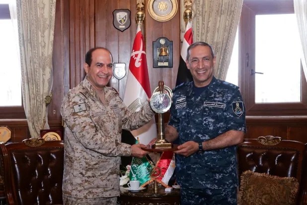 Mısır Deniz Kuvvetleri Komutanı Korgeneral Eşref Etva Suudi mevkidaşı Korgeneral Fahd bin Abdullah el-Gafili ile görüştü (Mısır Ordusu)
