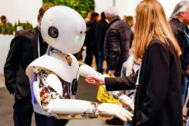 Hannover Fuarı’nda bir kadın robotu inceliyor (AFP)