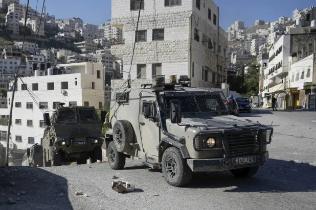Nablus’ta devriye gezen İsrail askeri araçları (AP)