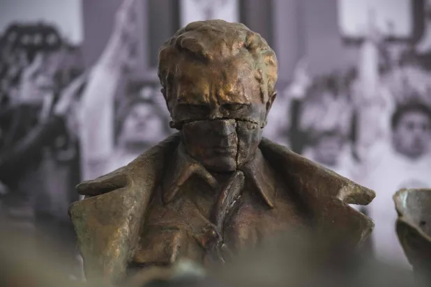 تمثال لجوزيف بروز تيتو تعرّض للتخريب في بلغراد (أ.ف.ب)