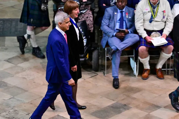 صادق خان يصل لحضور حفل تتويج ملك بريطانيا تشارلز والملكة كاميلا في وستمنستر أبي بلندن (رويترز)