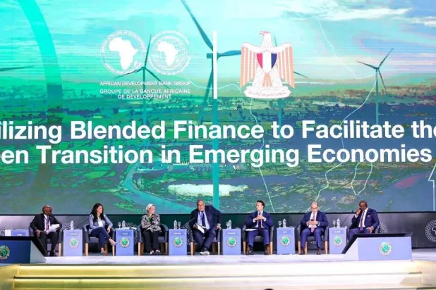 المشاركون في جلسة «حشد التمويل المناخي لتيسير التحول الأخضر في الاقتصاديات الناشئة» خلال فعاليات اجتماعات بنك التنمية الأفريقي بشرم الشيخ (الشرق الأوسط)