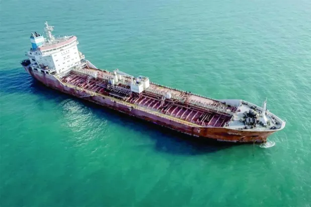 Hürmüz Boğazı açıklarındaki Bender Abbas limanında İran donanması tarafından ele geçirilen bir petrol tankeri (AFP)