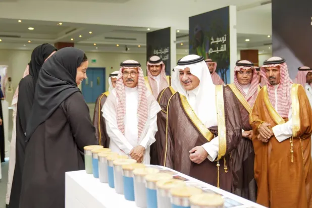 الأمير فهد بن سلطان أمير منطقة تبوك يطلع على أعمال معرض «نيوم» (الشرق الأوسط)