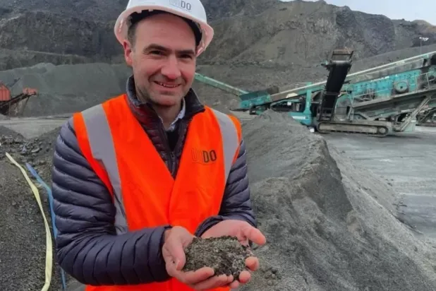 جيم مان يحمل "الغبار السحري"(غيتي)