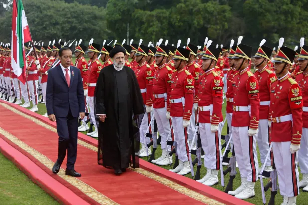 İran cumhurbaşkanı Endonezyalı mevkidaşı ile Cakarta'da düzenlediği basın toplantısında konuşuyor (AP)