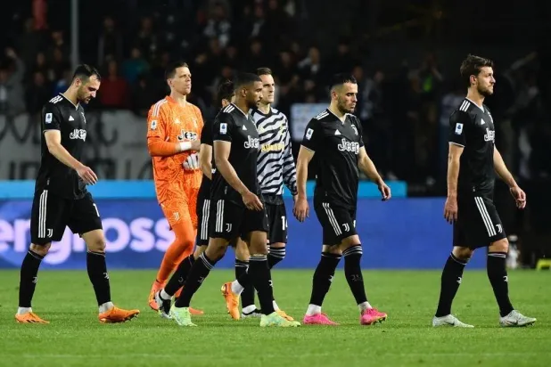 کھلاڑیوں کی منتقلی کے معاہدوں کی وجہ سے جووینٹس کے 10 پوائنٹس کاٹ لیے گئے