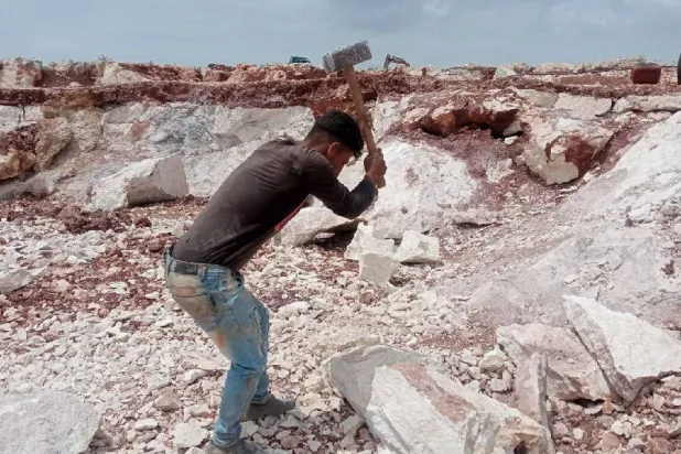 من موقع عمل بقص الحجارة في شمال إدلب (الشرق الأوسط)
