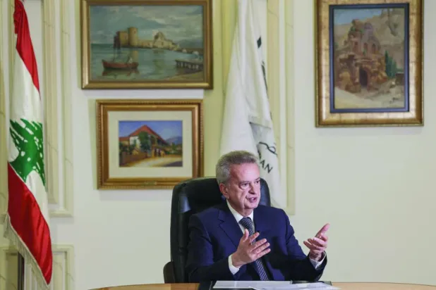 صورة من الأرشيف لحاكم «مصرف لبنان» رياض سلامة في مكتبه (أ.ف.ب)