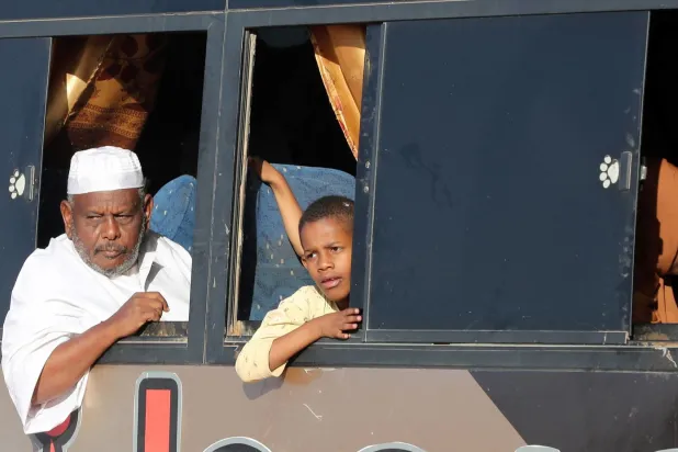 Hartum’daki çatışmalardan kaçmak için Mısır’a giden otobüsteki Sudanlı bir adam ve çocuk (EPA)