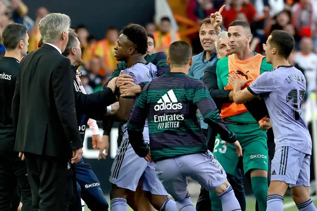 لاعبو الريال يحاولون تهدئة زميلهم الغاضب خلال مباراة فالنسيا (أ.ف.ب)