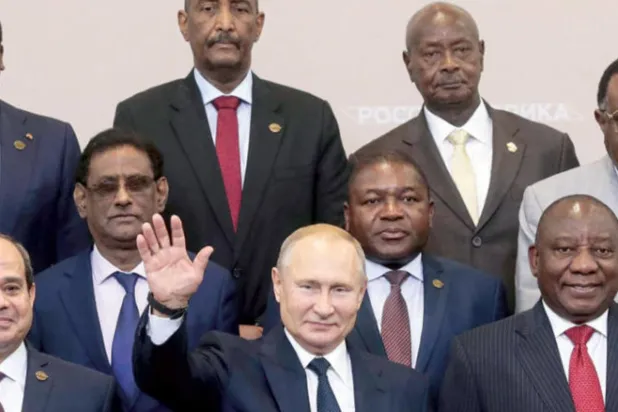 Putin, 2019'da Soçi'de bir anma fotoğrafı çekerken Sisi ve Ramaphosa ile (EPA)