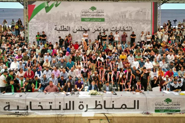 Seçimlerden bir gün önce Birzeit Üniversitesi'nde taraflar arasında düzenlenen münazara (üniversitenin web sitesi)