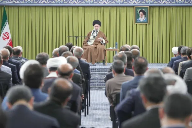 Dün İranlı milletvekilleriyle yaptığı resepsiyondan Hamaney'in web sitesinde yayınlanan bir fotoğraf