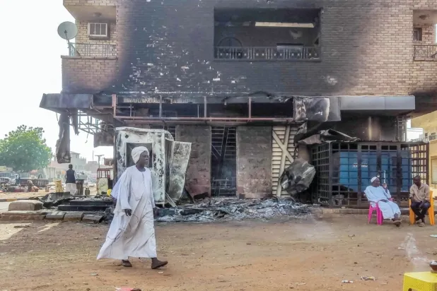 Başkent Hartum çatışmalar nedeniyle enkaz haline geldi. (AFP)