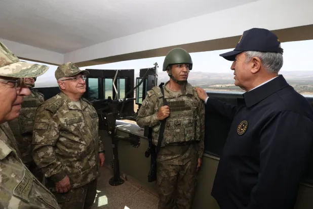 Hulusi Akar ve Genelkurmay Başkanı Suriye sınırında kontrol merkezinde askerlerle (Milli Savunma Bakanlığı)