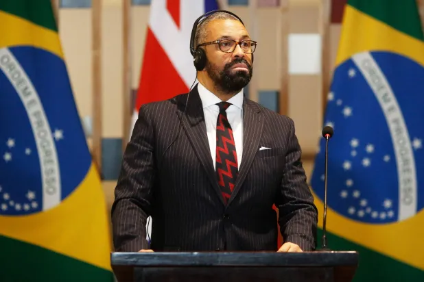 وزير الخارجية البريطاني جيمس كليفرلي يتحدث من برازيليا (أ.ف.ب)