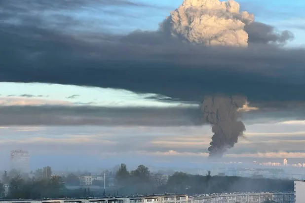 تصاعد الدخان جراء هجوم بطائرات مسيرّة على القرم الشهر الماضي (رويترز)