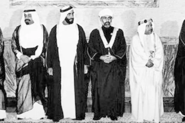 چھ خلیجی ریاستوں کے رہنما 1981 میں پہلے سربراہی اجلاس کے موقع پر لی گئی ایک یادگار تصویر میں (تعاون کونسل)
