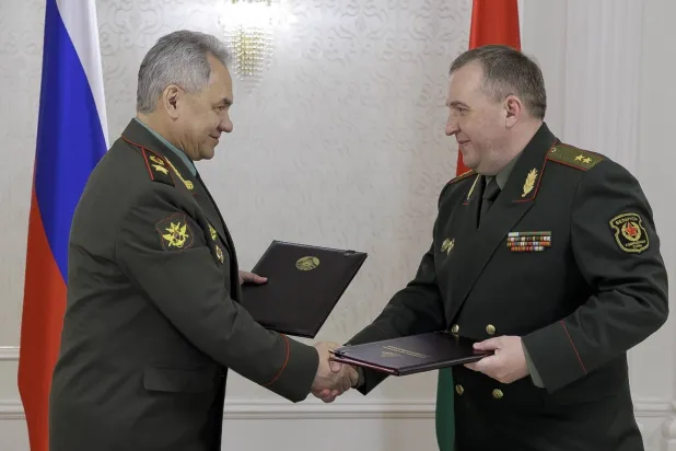 شويغو وخرينين خلال توقيعهما الاتفاقية اليوم في مينسك (أ.ب)