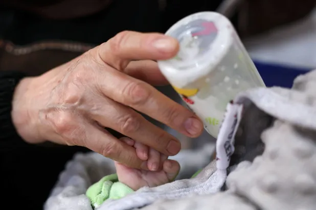 Bebeklerin terk edilmesi Suriye’de yeni değil, ancak savaş durumu daha da kötüleştirdi (AFP)