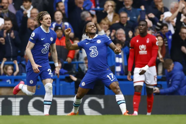 سترلينغ يحتفل بهدف من ثنائيته في شباك نوتنغهام فورست (رويترز)