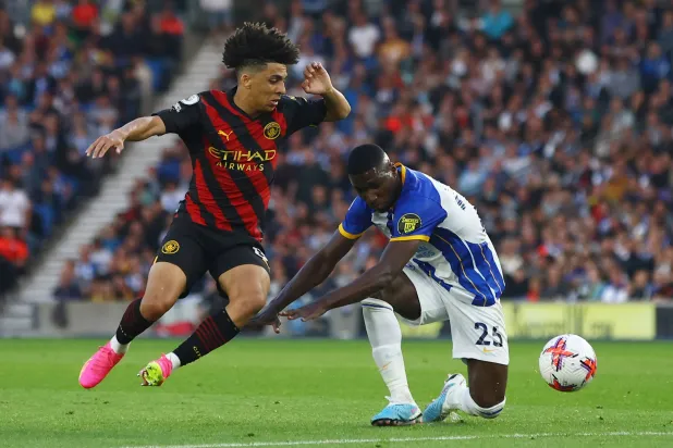 ريكو لويس في مواجهة برايتون الأربعاء (رويترز)