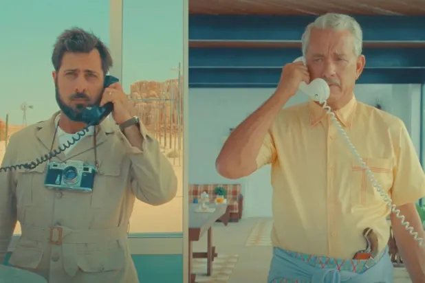 توم هانكس وجاسون شوارتزمان في «أندرويد سيتي» (فوكاس فيتشرز)